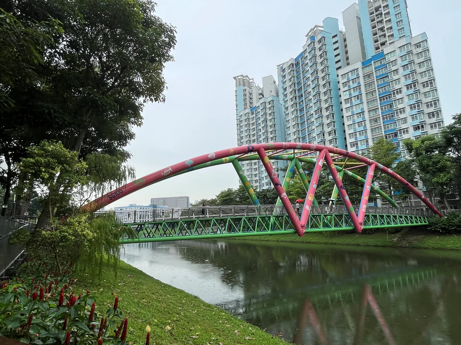 River promenade and park connector bridge along the Kallang River